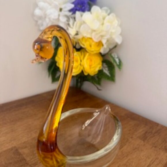 Vintage Murano Glass Swan Figurine – Elegant Amber and Clear Design - Picture 6 of 7